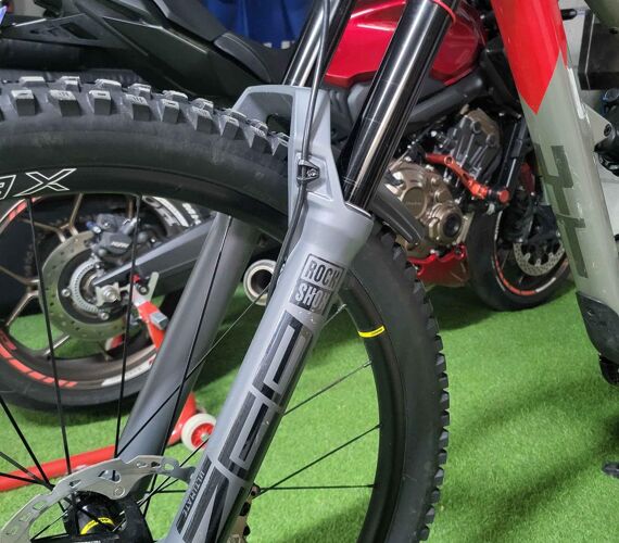 Gebrauchte rockshox zeb ultimate 29' 190mm | Biked Gebrauchte rockshox zeb ultimate 29' 190mm | Biked